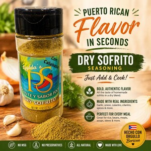 Puede incluir: Un frasco transparente de condimento sofrito seco con tapa negra, etiquetado "PS Dry Sofrito" con texto en español. La etiqueta incluye un chile rojo y las palabras "Puerto Rican Flavor". El frasco está rodeado de ajo, cebollas y un montón de condimento.