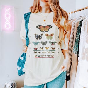 T-shirt Butterfly and Moth, op ooggrafieken geïnspireerd ontwerp, Cottagecore Nature-shirt, Comfort Colors T-shirt, vintage esthetisch cadeau voor haar