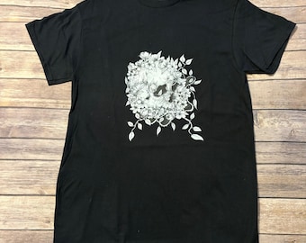 Camiseta unisex negra con estampado de calavera y flores, ilustración artística original