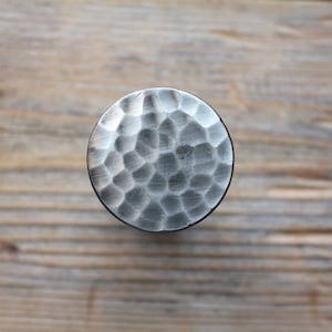 Gehämmerter Schubladengriff, Industrielle Knäufe und Knäufe