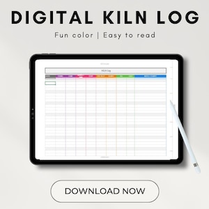 Könnte beinhalten: Ein digitales Brennofenprotokoll, das auf einem schwarzen Tablet mit einem weißen Stift angezeigt wird. Das Protokoll hat ein farbenfrohes, leicht lesbares Design mit dem Text "DIGITAL KILN LOG" und "DOWNLOAD NOW". Der Instagram-Handle @CaroRozoCeramics ist ebenfalls sichtbar.
