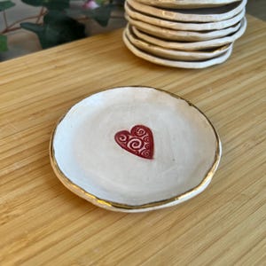 Handgemachte Keramik Ringschale: Herz Design mit Goldrand