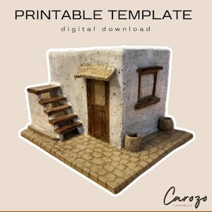 Op de afbeelding: Een keramisch miniatuurhuissculptuur met een gespikkelde witte gevel, een bruine houten deur met een luifel, een zijtrap en een raam. Het bouwwerk staat op een getextureerde beige basis met een kasseienpatroon en bevat de tekst PRINTABLE TEMPLATE digital download en het logo Carozo CERAMICS.