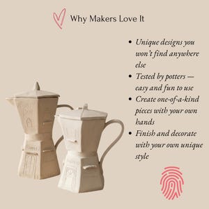 Może przedstawiać: Dwa kremowe ceramiczne dzbanki do kawy z detalami architektonicznymi, w tym drzwiami i oknami. Dzbanki mają uchwyt i pokrywkę. Tekst "COFFEE" jest widoczny z przodu dzbank&oacute;w. Obraz zawiera r&oacute;wnież tekst "Why Makers Love It".
