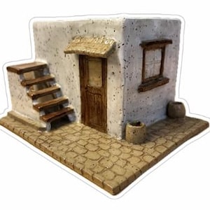 Könnte beinhalten: Ein weißes Keramikhaus mit einer braunen Tür und einem Fenster, einem braunen Dach und einer Treppe, die zur Tür führt. Vor dem Haus stehen zwei braune Keramik-Töpfe.