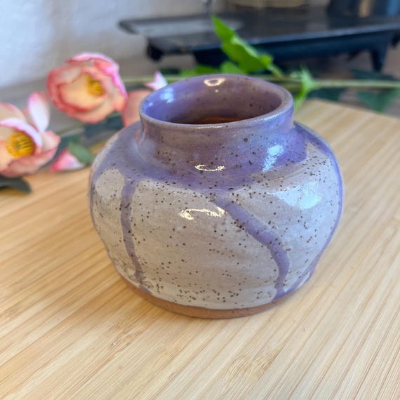赤い粘土の陶器の花瓶：白とライラックの釉薬、ろくろ成形 - Etsy 日本
