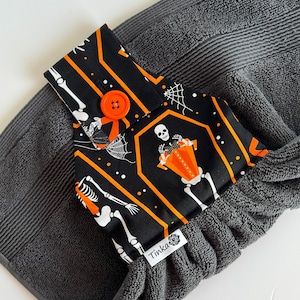 Essuie-mains à suspendre, squelettes dans des cercueils, charbon de bois