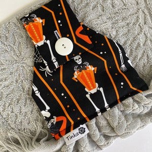 Essuie-mains suspendus gris clair Squelettes dans des cercueils, serviette boutonnée