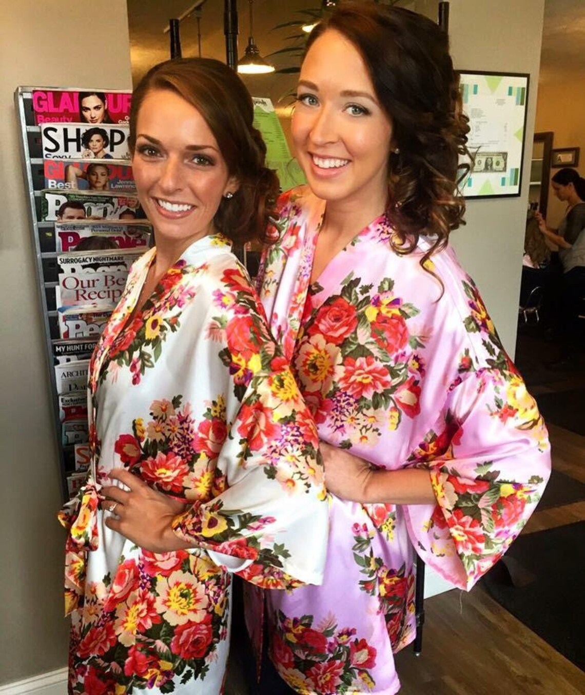 Las túnicas florales de satén de dama de honor monogramas | Etsy