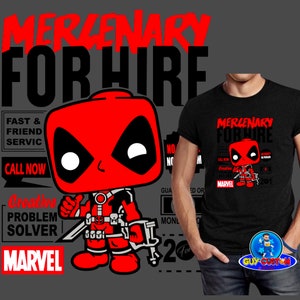 Pode incluir: Uma camiseta preta com um gr&aacute;fico vermelho e preto do Deadpool, exibindo o texto "MERCENARY FOR HIRE". O design inclui o logotipo da Marvel e outros elementos de texto. Uma figura de desenho animado do Deadpool tamb&eacute;m &eacute; mostrada.