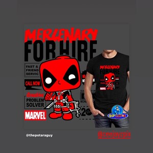 Pode incluir: Gr&aacute;fico com uma figura Funko Pop Deadpool vermelha e preta, o texto "MERCENARY FOR HIRE" e "MARVEL". Uma camiseta preta com o mesmo design tamb&eacute;m &eacute; exibida.