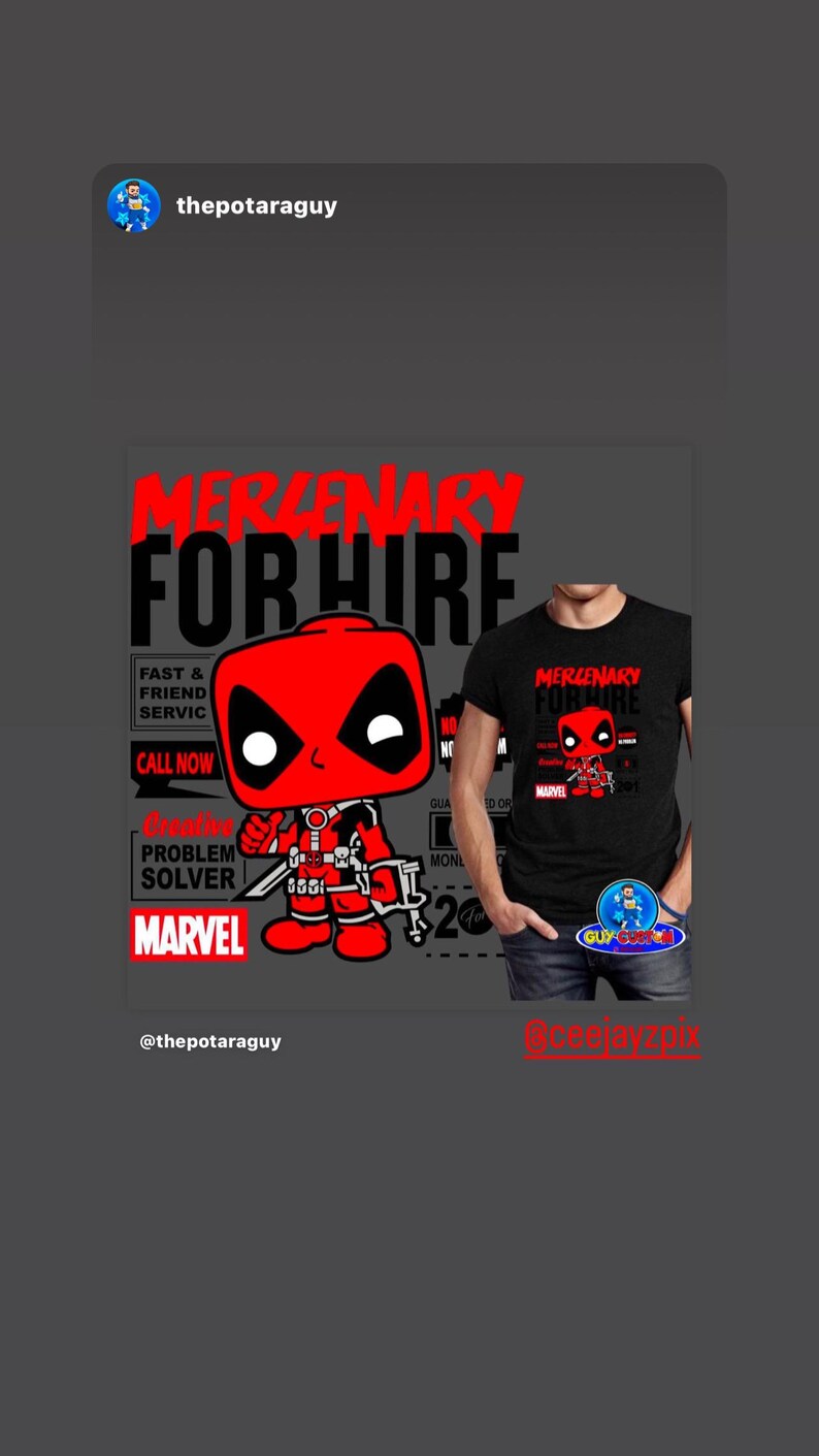 Pode incluir: Gr&aacute;fico com uma figura Funko Pop Deadpool vermelha e preta, o texto "MERCENARY FOR HIRE" e "MARVEL". Uma camiseta preta com o mesmo design tamb&eacute;m &eacute; exibida.