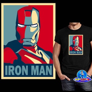 Puede incluir: Una camiseta negra con un dise&ntilde;o gr&aacute;fico rectangular del casco de Iron Man en rojo, gris y azul, con el texto "IRON MAN" debajo. El dise&ntilde;o recuerda a un cartel de propaganda. Una versi&oacute;n m&aacute;s grande del cartel est&aacute; a la izquierda.