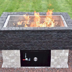 Puede incluir: Una barbacoa de exterior de ladrillo negro con una rejilla de acero inoxidable y una puerta negra. La barbacoa está encendida y se ven llamas.