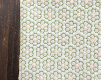 Può includere: Un asciugamano da cucina bianco con un motivo floreale verde e crema. L'asciugamano è realizzato in un tessuto morbido e assorbente, ideale per asciugare i piatti, pulire gli schizzi o pulire le superfici.
