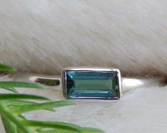 Anillo de turmalina indicolita en plata de ley 925: piedra preciosa baguette con turmalina de color biológico, minimalista y navideño.