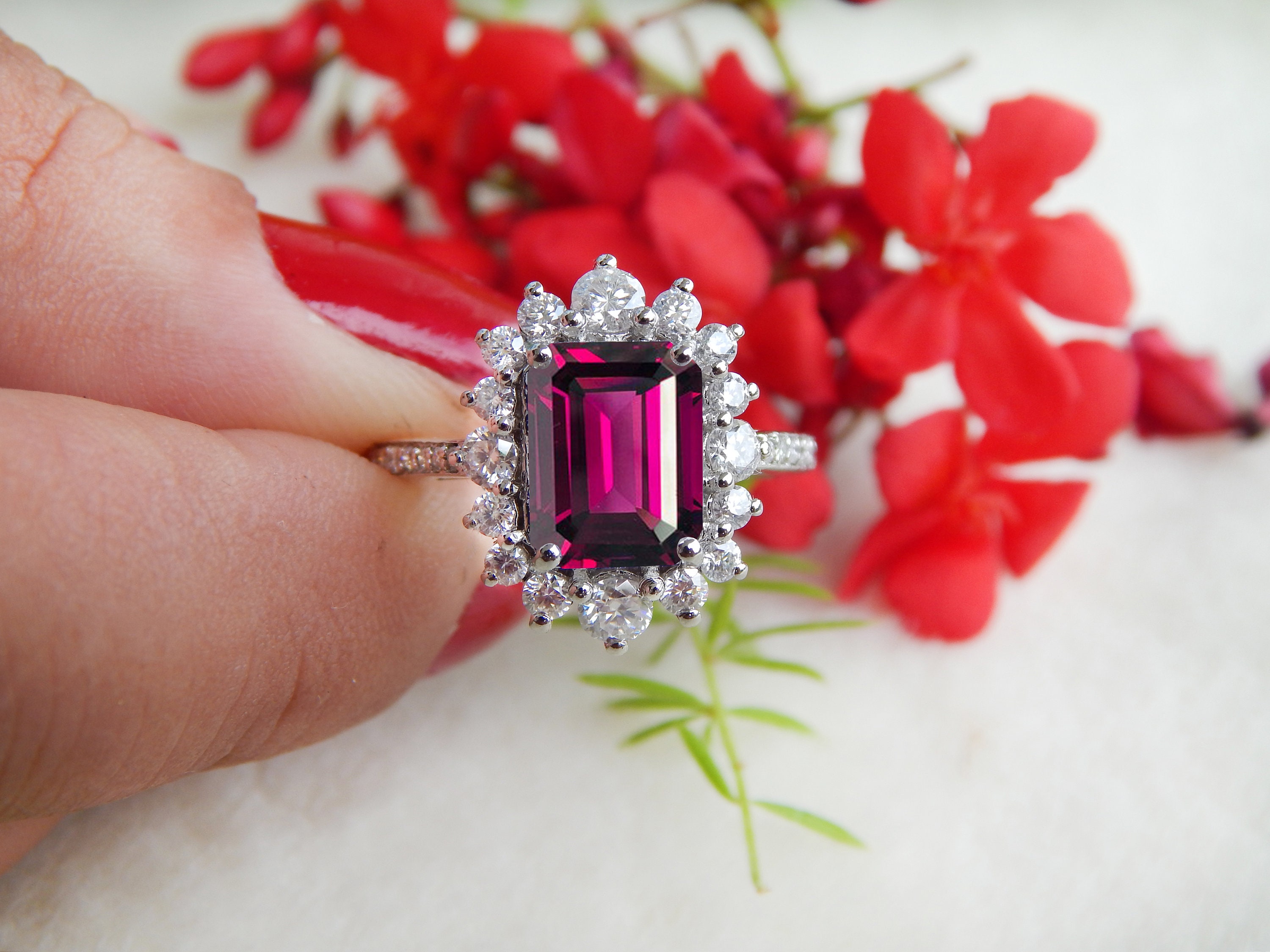 Natürlicher Rhodolith Granat Ring, Sterling Silber, Moissanit Halo