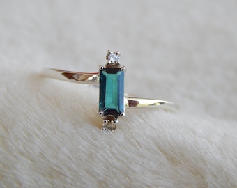 Anillo vintage de turmalina indicolita: baguette de plata de ley 925 con detalles de moissanita. Anillo minimalista.