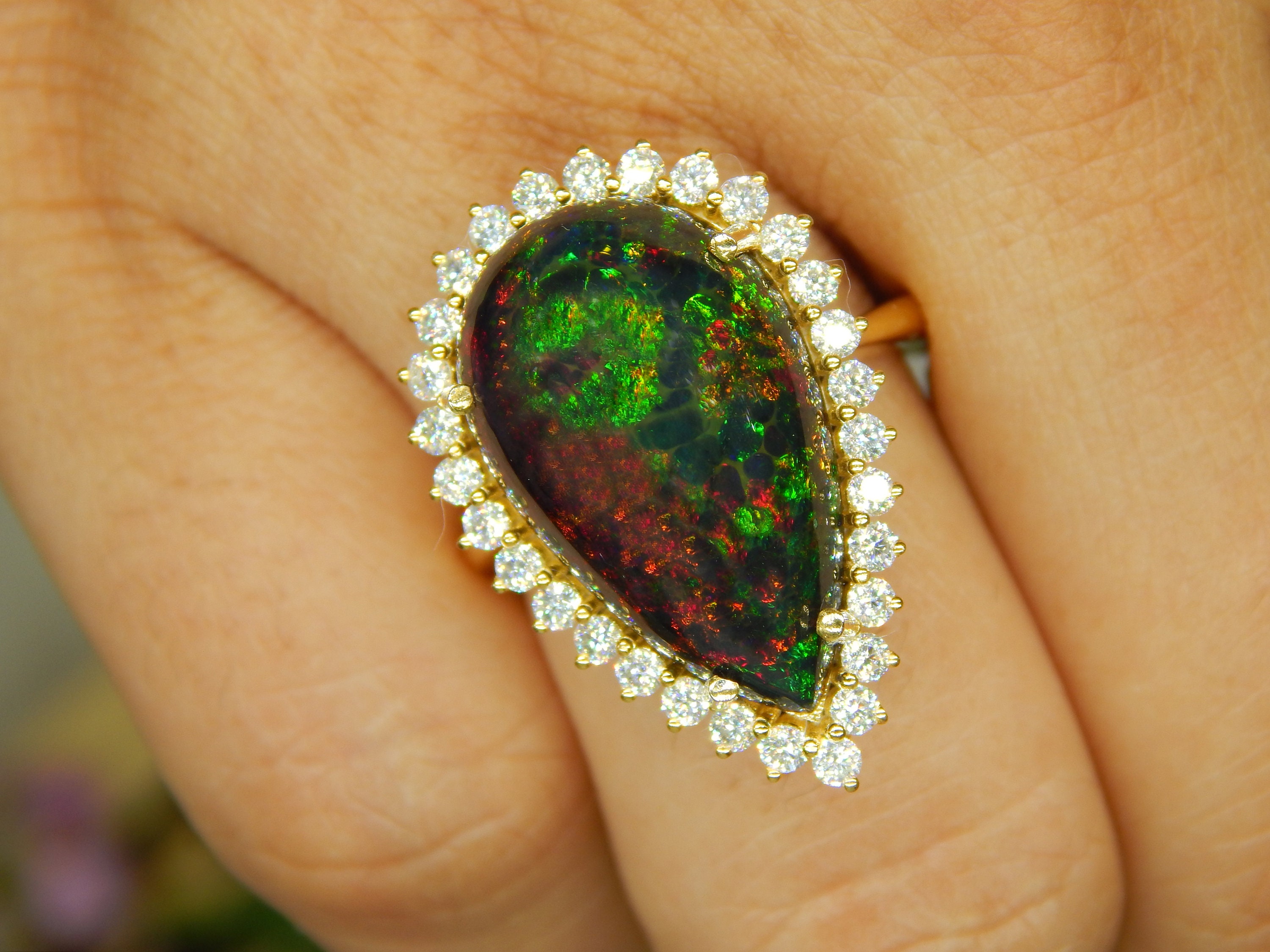 Anillo Art Déco de ópalo de fuego negro: halo de oro de 14 k, ópalo natural en forma de pera, piedra de nacimiento de octubre