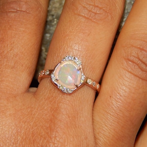 Anillo de ópalo de fuego natural, halo de moissanita en oro rosa, anillo de compromiso minimalista, piedra natal de octubre