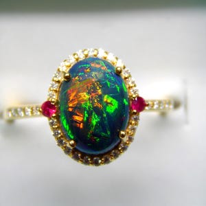 Pierścionek zaręczynowy z czarnym opalem w stylu art déco: 14-karatowe żółte złoto, akcent rubinowy