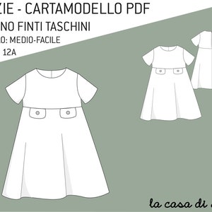 Puede incluir: Un dibujo en blanco y negro de un patrón de vestido para un vestido de niña con cuello redondo y mangas cortas. El vestido tiene dos bolsillos en la parte delantera y una vista posterior del vestido se muestra en el lado derecho de la imagen. El texto "LIZZIE - CARTAMODELLO PDF ABITINO FINTI TASCHINI LIVELLO: MEDIO-FACILE TG 3A-12A la casa di Lola" está en la parte superior e inferior de la imagen.