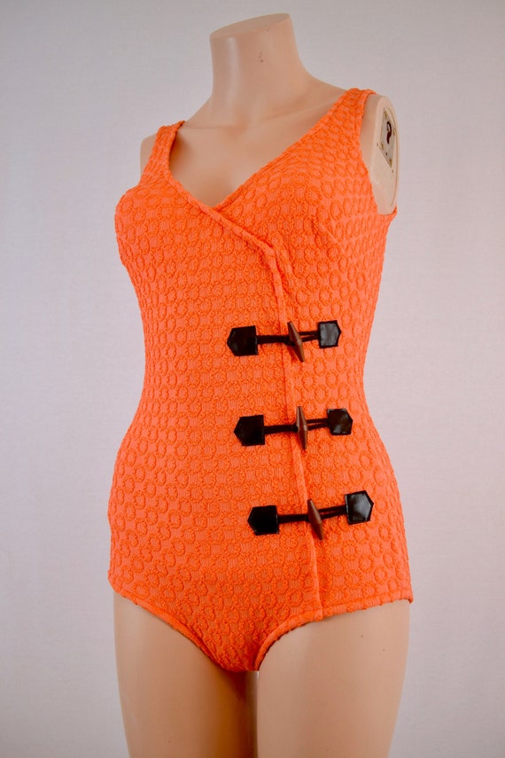 Textured toggoled bathing suit