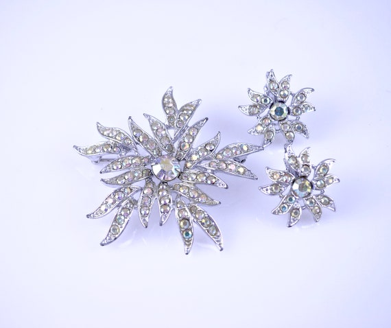 50's Sarah Coventry flower brooch and clip on ear… - image 4