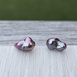 小さな5〜8 mmのメタリックな光沢のある本物のケシパールイヤリング、スターリングシルバー、ダークナゲットパールスタッドイヤリング、彼女への贈り物