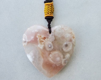 Collar de corazón de ágata floral: Piedra preciosa de flor de cerezo rosa, cordón de 63,5 cm.