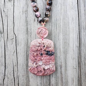 30" lange natuurlijke Rhodoniet kralen ketting, Rhodoniet statement ketting, Gesneden Rhodoniet roos en pioenroos, roze bloem ketting, cadeau voor haar