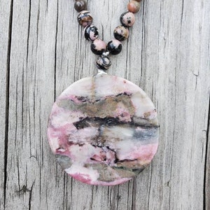 30" lange natuurlijke rhodonietketting, rhodonietkralenketting, edelsteen ronde schijfhanger, statement ketting, kerstcadeau