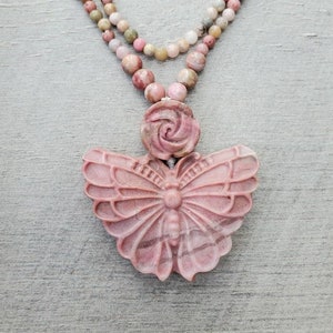 28" lange natuurlijke Rhodoniet roos en vlinder ketting, Rhodoniet ketting, lange kralen ketting, roze kristallen ketting, cadeau voor haar
