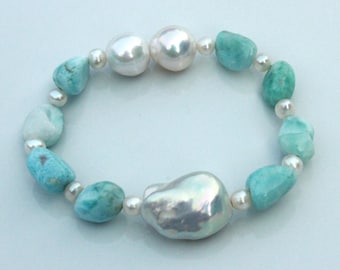 Pulsera de larimar y perlas: Pulsera llamativa elástica de 16,5 cm con piedras preciosas azules.