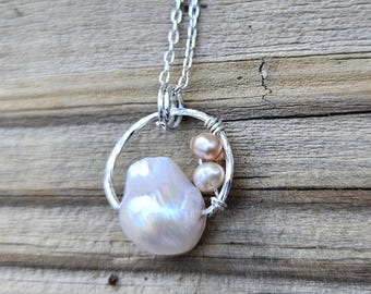 Pendentif cœur en perle baroque irisée à haut lustre