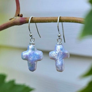 Boucles d&#39;oreilles croix en perles : crochets en argent sterling, véritable perle d&#39;eau douce