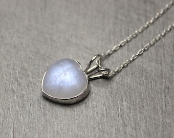 Collar de corazón de piedra lunar arcoíris, colgante de plata de ley hecho a mano