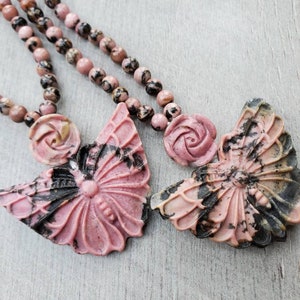 Natuurlijke Rhodoniet roos en vlinder ketting, Rhodoniet ketting, lange kralen ketting, zwart roze kristallen ketting, Moederdag cadeau