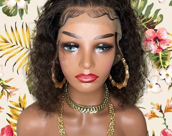 Djupvågig peruk med spets framtill