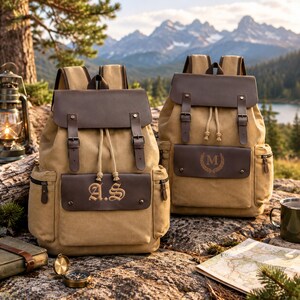 Sac à dos vintage personnalisé en toile pour homme, sac à dos avec patch en cuir personnalisé, sac de randonnée et de voyage monogrammé, cadeau pour garçon d'honneur SJ10