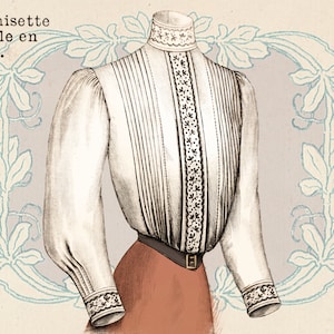 Puede incluir: Una blusa blanca con cuello alto y ribete de encaje. La blusa tiene un corpiño ajustado y mangas largas con puños de encaje. El texto "Chemisette simple en toile." está impreso en la parte superior de la imagen.