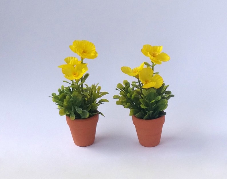 Dollhouse Miniature 1:12 Scale Yellow /& White Flowers in a White Ceramic Pot