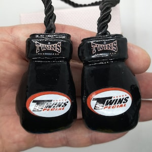 Gants de boxeur jumeaux - gants de boxe décoration de voiture - gants de boxe personnalisés - cadeau de boxe - suspension de miroir de voiture - pendentif de boxe - boîte porte-clés
