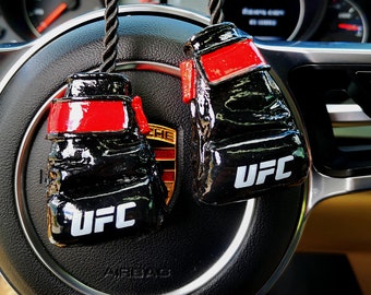UFCファイターグローブの車内オーナメント：カスタムMMAギフト、UFCグローブの車内ミラーチャーム、カスタムネーム入りUFCグローブギフト、クリスマスギフト