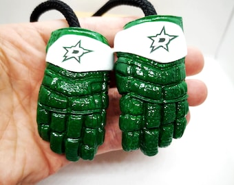 Des étoiles de Dallas sur des gants suspendus dans une voiture ou des cadeaux de hockey personnalisés pour une maman de hockey suspendue dans un rétroviseur de voiture ou une décoration d&#39;étoiles de Dallas