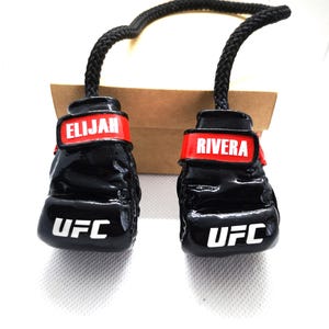 パーソナライズされたMMAグローブカーチャーム、カスタムUFCファイターギフト、車のミラー用UFCグローブ、レスラーへの誕生日ギフト、UFCグローブオーナメント 画像 3