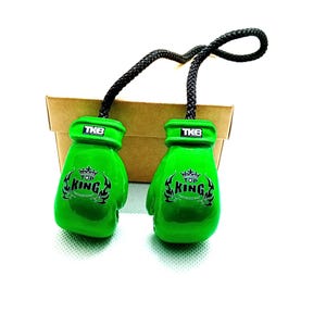 Regalos de guantes de boxeo personalizados, adorno de boxeo Venum personalizado para espejo de coche, amuleto de boxeo, regalos deportivos, regalo de luchador, dijes para espejo de coche imagen 6