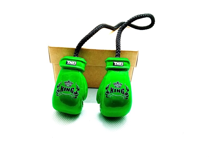 Regalos de guantes de boxeo personalizados, adorno de boxeo Venum personalizado para espejo de coche, amuleto de boxeo, regalos deportivos, regalo de luchador, dijes para espejo de coche imagen 6