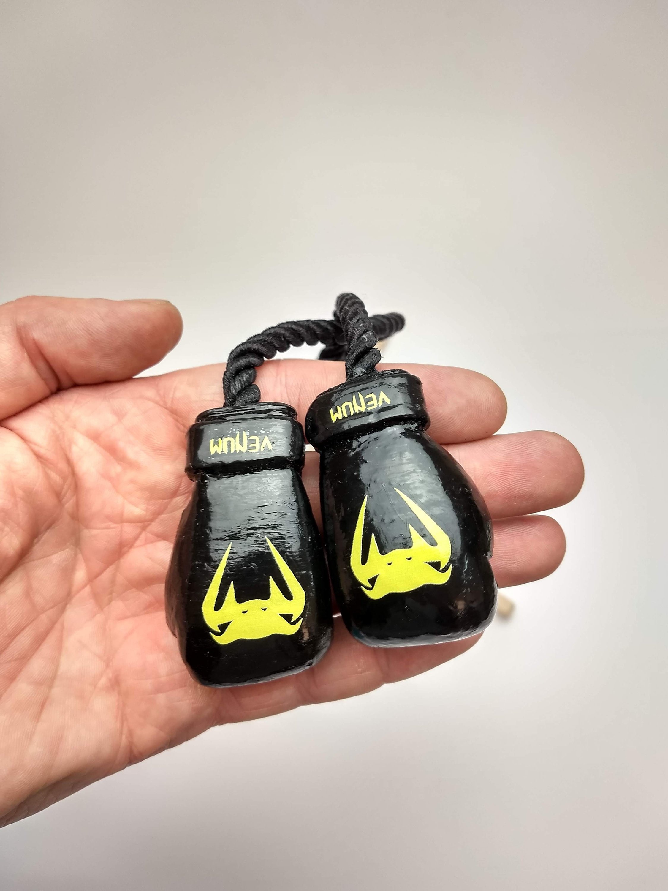 Portachiavi piatto 2D con guantoni da kickboxing, portachiavi da boxe con nome personalizzato, attrezzatura da boxe, regalo per gli amanti della boxe - Italia