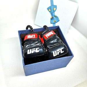 パーソナライズされたMMAグローブカーチャーム、カスタムUFCファイターギフト、車のミラー用UFCグローブ、レスラーへの誕生日ギフト、UFCグローブオーナメント 画像 1